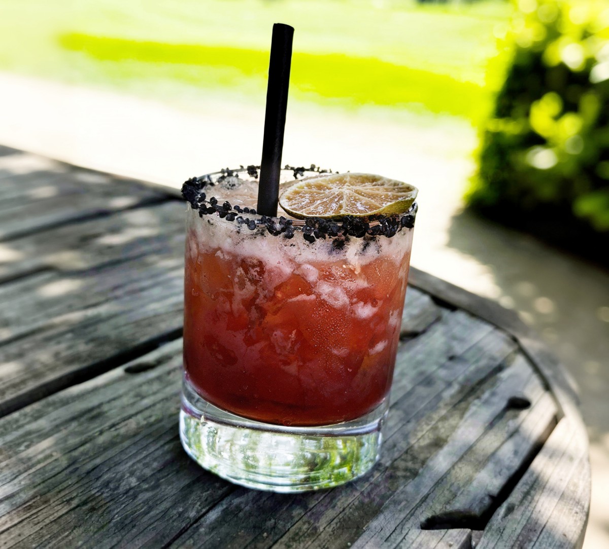 sur-le-green-offre-un-cocktail-bramble-agrave;-toutes-les-mamans