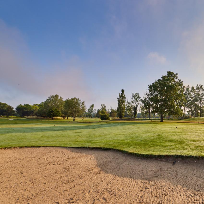 le-golf-autour-du-restaurant 8