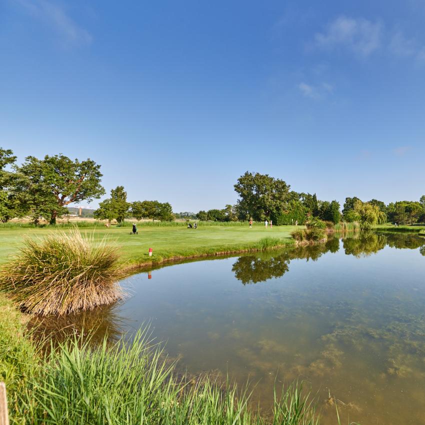 le-golf-autour-du-restaurant 0
