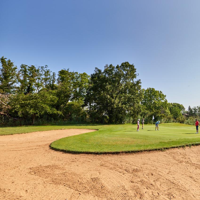le-golf-autour-du-restaurant 2